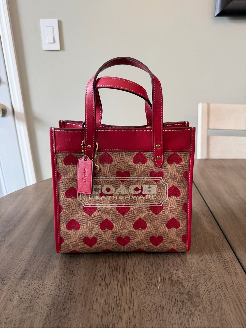 NWOT Coach Field Tote 22 in Signature Canvas